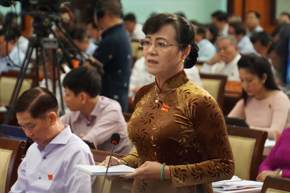 Bà Nguyễn Thị Quyết Tâm đau lòng khi phải tháo dỡ nhà không phép của dân nghèo. Ảnh: M.Q