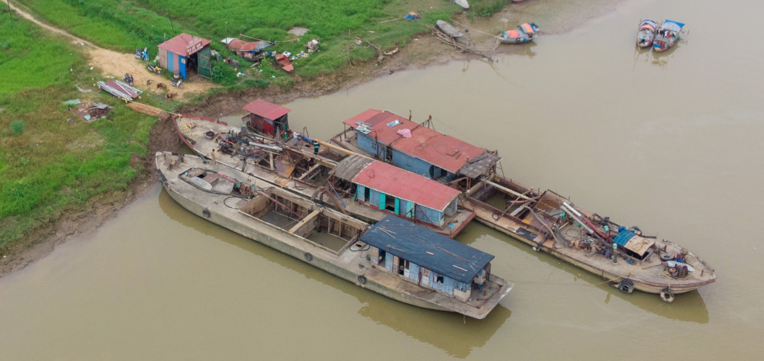 Nhiều tàu dạng hút cát cứ đợi