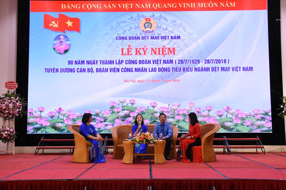 Giao lưu với các cán bộ công đoàn tiêu biểu.