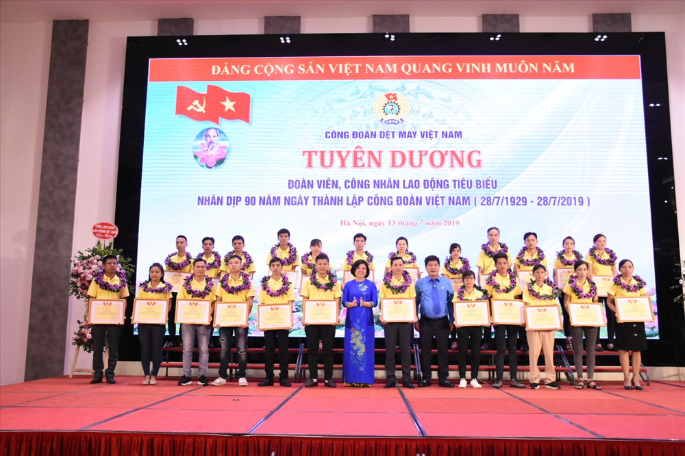 Hội nghị tôn vinh cán bộ công đoàn, công nhân lao động tiêu biểu của ngành.