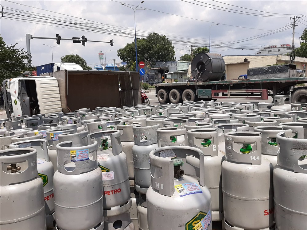 Người dân hỗ trợ thu gom, xếp gon bình gas.