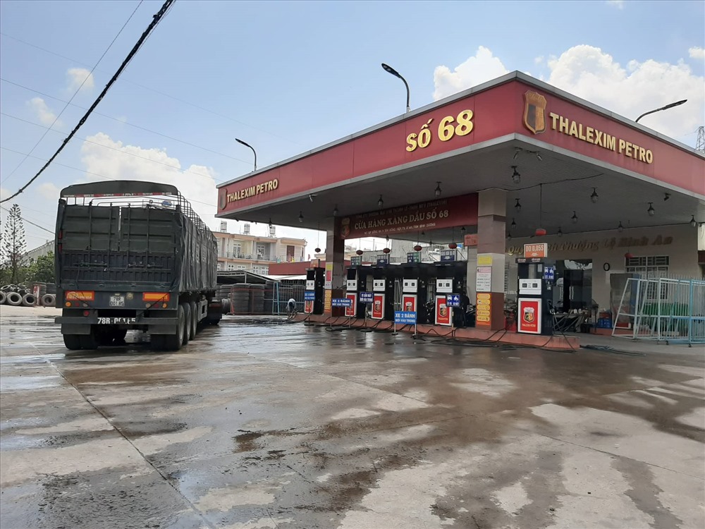 Nhân viên cây xăng đã phun nước ở phía trước để đề phòng cháy nổ.