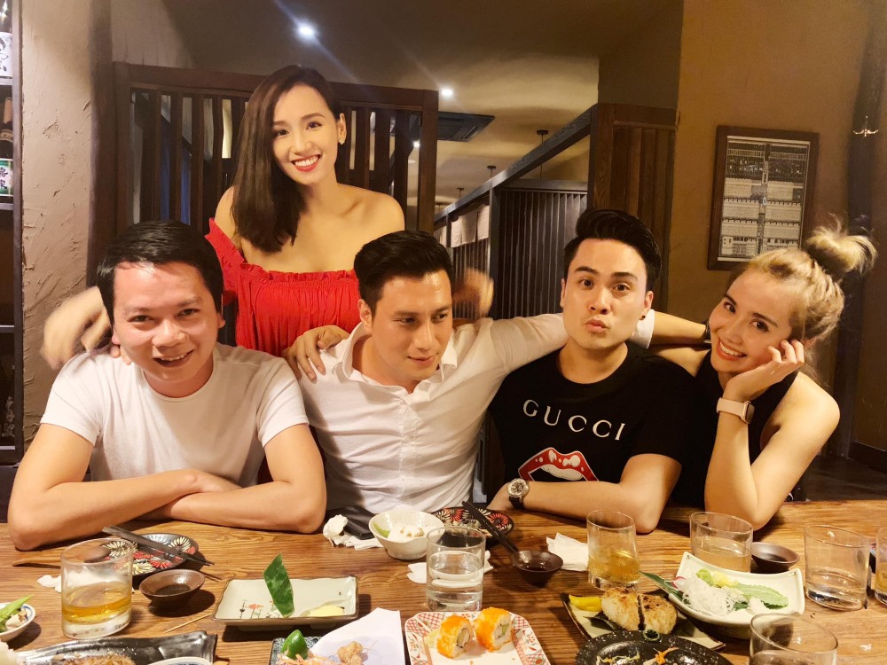 Ở góc chụp nghiêng, dễ dàng nhận thấy sống mũi Việt Nam đã cao hơn rõ rệt. Ảnh: ST.