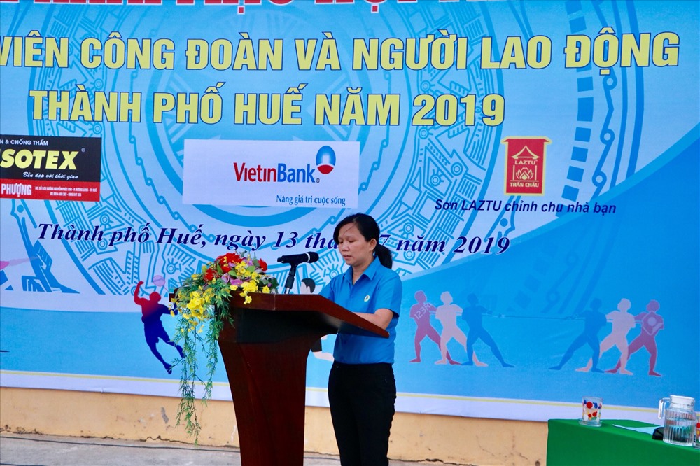 Bà Hoàng Thị Như Thanh - Chủ tịch LĐLĐ TP. Huế phát biểu khai mạc hội thao. Ảnh: PĐ.