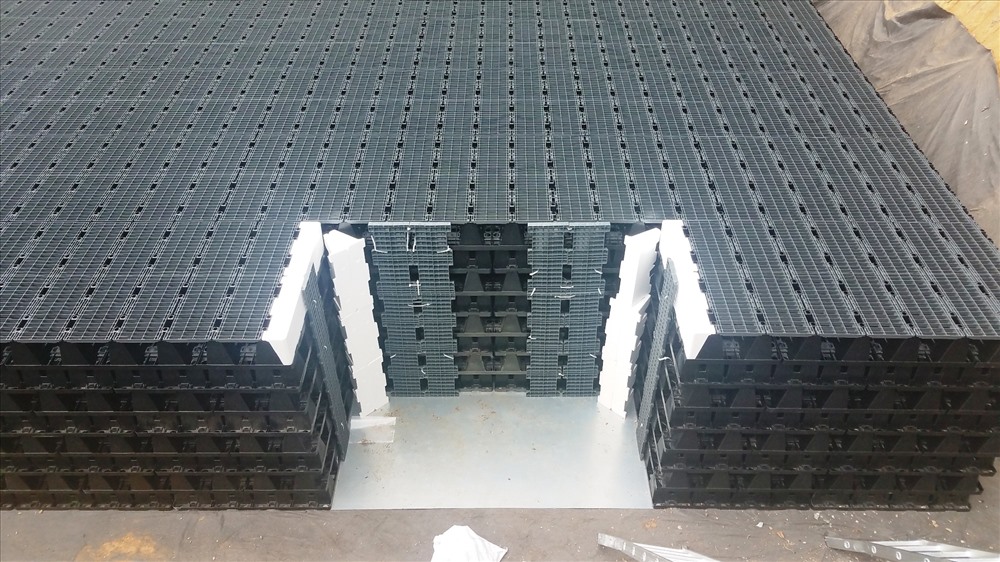 Cấu trúc hồ điều tiết là những môđun cross-wave bằng nhựa polypropylene được lắp ghép chồng lên nhau. Ảnh: M.Q