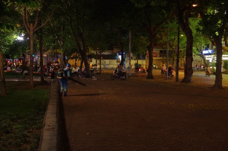 Rác, lá cây, bụi được công nhân sử dụng máy thổi công suất lớn khiến người tham gia giao thông ngạt thở. Ảnh: U19
