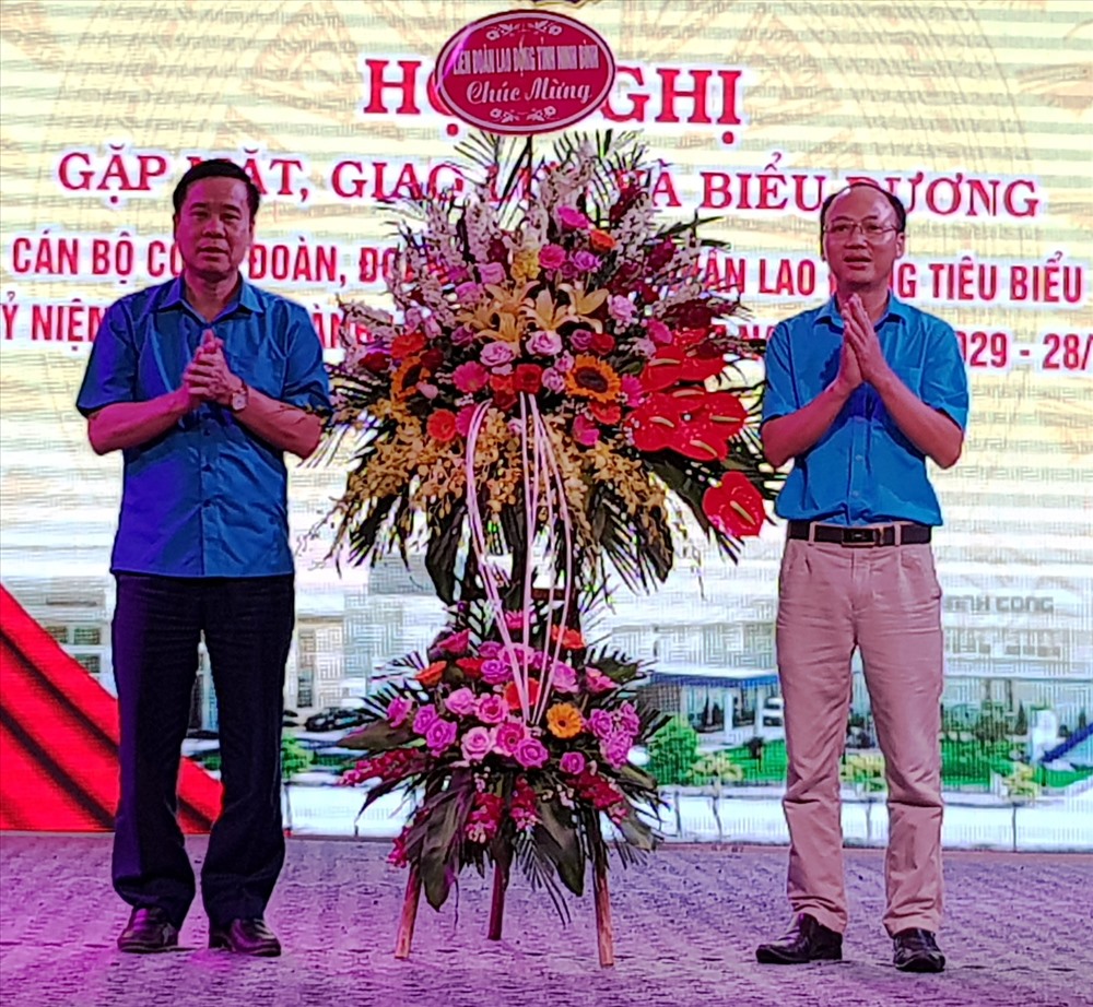 Đại diện lãnh đạo LĐLĐ tỉnh Ninh Bình tặng hoa chúc mừng CĐ các Khu công nghiệp tỉnh. Ảnh: NT