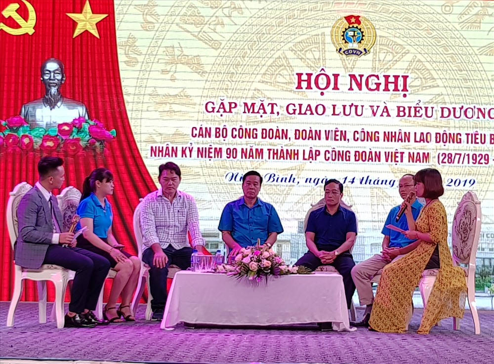 Các đại biểu khách mời tham gia tọa đàm về những nội dung liên quan đến hoạt động CĐ. Ảnh: NT