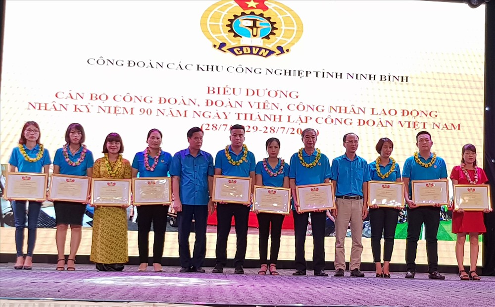 Đại diện lãnh đạo LĐLĐ tỉnh Ninh Bình và CĐ các khu công nghiệp tặng bằng khen cho các cán bộ CĐ và CNLĐ tiêu biểu. Ảnh: NT