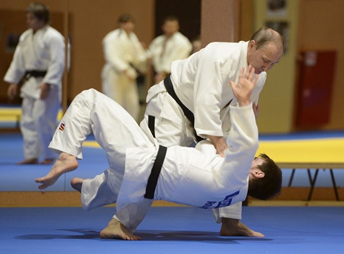 Tổng thống Putin trong buổi tập với các thành viên đội tuyển Judo quốc gia Nga. Ảnh: Sputnik