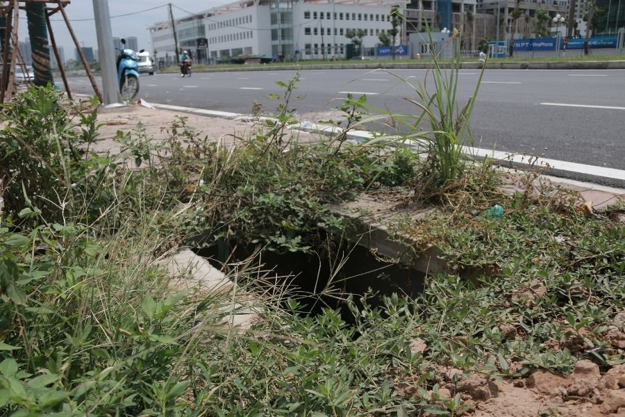Tuyến đường Nguyễn Văn Huyên đã thông xe vào tháng 6.2019. Tuy nhiên, đến hiện tại, phần lớn hệ thống cống và rãnh thoát nước chưa có nắp đậy. Cỏ dại mọc đầy xung quanh các ống này.