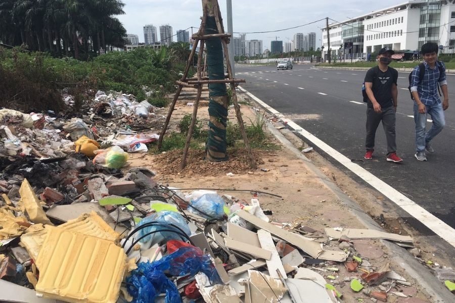 “Nhiều chỗ trên vỉa hè có rác thải chắn ngang nên không thể đi được. Tôi đành đi xuống dưới lòng đường nhưng không dám đi sát vỉa hè vì sợ bước hụt chân vào mấy cái cống chưa có nắp”, anh Đặng Thành Thái (phường Nghĩa Đô, Cầu Giấy) cho hay.