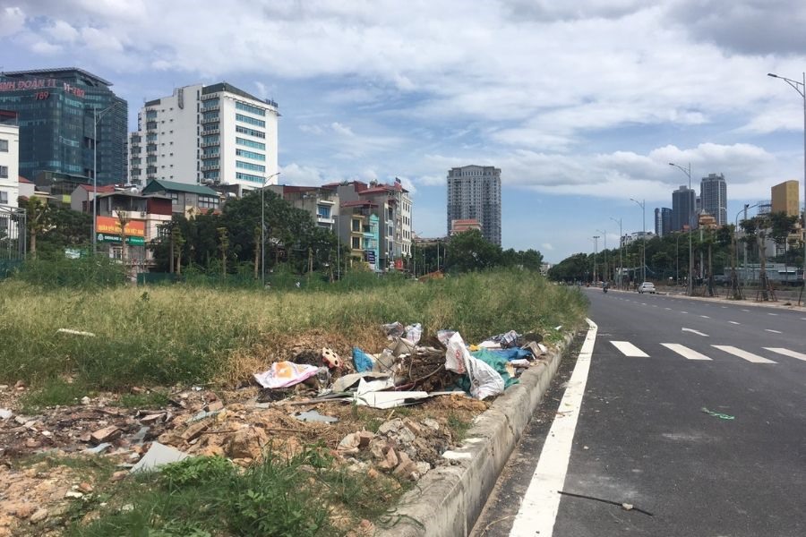 Không chỉ trên vỉa hè mà rác thải còn chất đầy trên dải phân cách giữa đường.