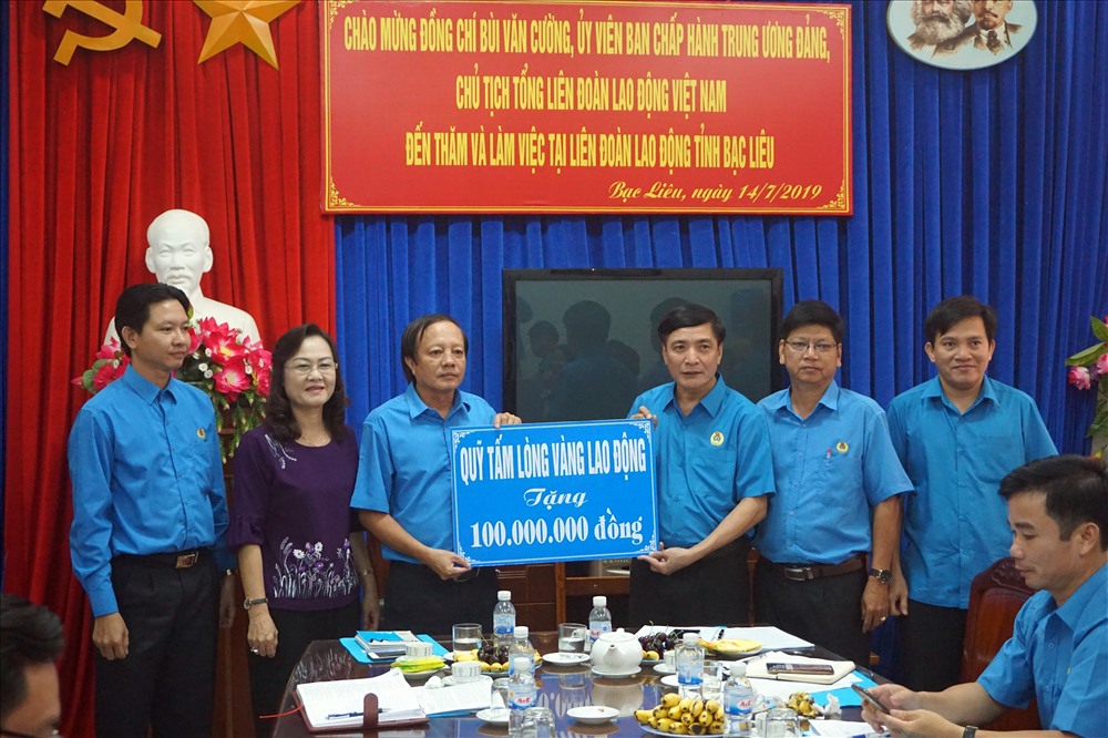 Chủ tịch Tổng LĐLĐ Việt Nam Bùi Văn Cường trao tặng 100 triệu đồng cho CNVCLĐ tỉnh Bạc Liêu (ảnh Nhật Hồ)