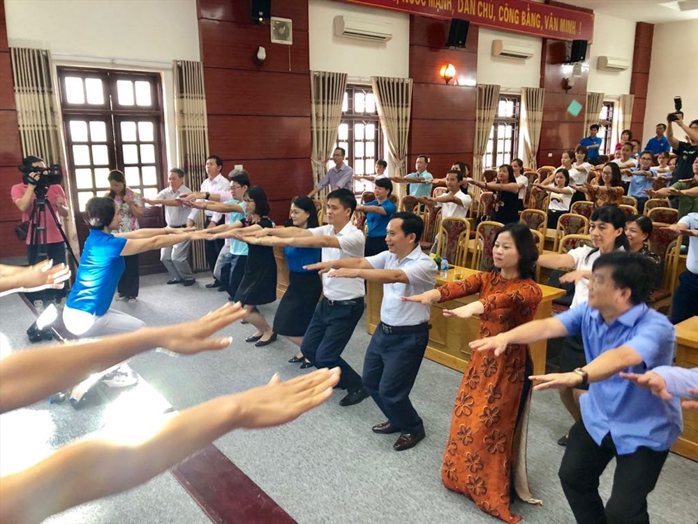 Các đại biểu dự lễ ký kết cùng tập thể dục. Ảnh: H.A