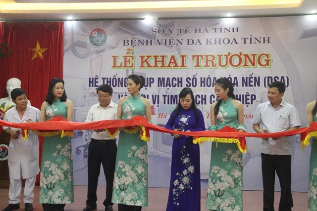 Cắt băng khai trương. Ảnh: BV