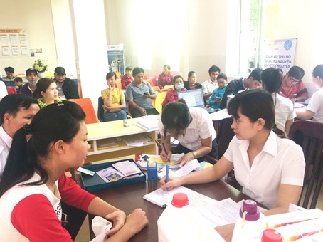 Đoàn viên và người lao động mua hàng tiêu dùng tại Bưu Điện tỉnh. Ảnh: H. Vân