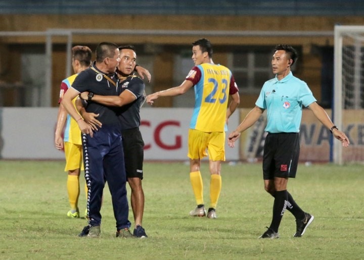 HLV Chu Đình Nghiêm đòi “nói chuyện” với trọng tài. Ảnh: Trung Hiếu