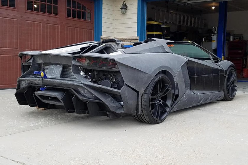 Chiếc xe khi hoàn thành có hình dạng khá bắt mắt và hình thái về cơ bản cũng giống với Lamborghini Adventador. Ảnh: Carbuzz