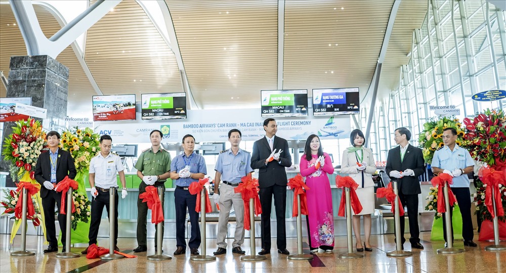Bà Nguyễn Thị Lệ Thanh - Phó Giám đốc Sở Du lịch tỉnh Khánh Hòa (áo dài hồng) cùng đại diện Bamboo Airways, Cảng hàng không Quốc tế Cam Ranh cắt băng khai trương đường bay Cam Ranh – Ma Cao.