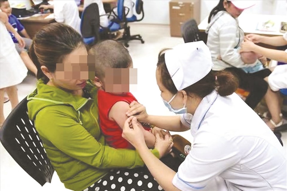 Tiêm chủng mở rộng, vắc xin 5 trong 1 (Quinvaxem hay ComBE Five) được tiêm cho trẻ dưới 1 tuổi nhằm phòng ngừa các bệnh truyền nhiễm phổ biến gồm: bạch hầu, ho gà, uốn ván, viêm màng não mủ/viêm phổi do vi khuẩn HiB và viêm gan B.
Ảnh: Kim Đồng Tiêm chủng mở rộng, vắc xin 5 trong 1 (Quinvaxem hay ComBE Five) được tiêm cho trẻ dưới 1 tuổi nhằm phòng ngừa các bệnh truyền nhiễm phổ biến gồm: bạch hầu, ho gà, uốn ván, viêm màng não mủ/viêm phổi do vi khuẩn HiB và viêm gan B.
Ảnh: Kim Đồng