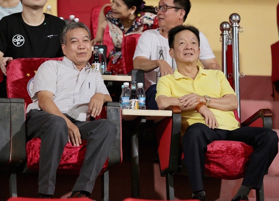 Bầu Hiển dự khán trận đấu giữa Hà Nội và Khánh Hoà cùng Tân Chủ tịch CLB Hà Nội Nguyễn Trọng Chiến. Ảnh: Trung Hiếu