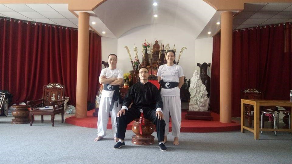 Võ sư Nam Anh Kiệt (giữa) vừa bị cách chức Tổng đàn chủ Vịnh Xuân chính thống phái tại Việt Nam (ảnh: FB Nam Anh Kiệt).