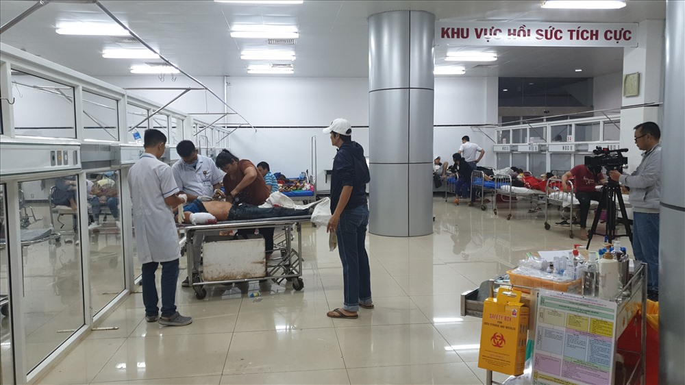 Bệnh nhân Nguyễn Tấn Tài bị đứt cánh tay dù được phẫu thuật nối cánh tay nhưng cần thời gian theo dõi. Ảnh: LX