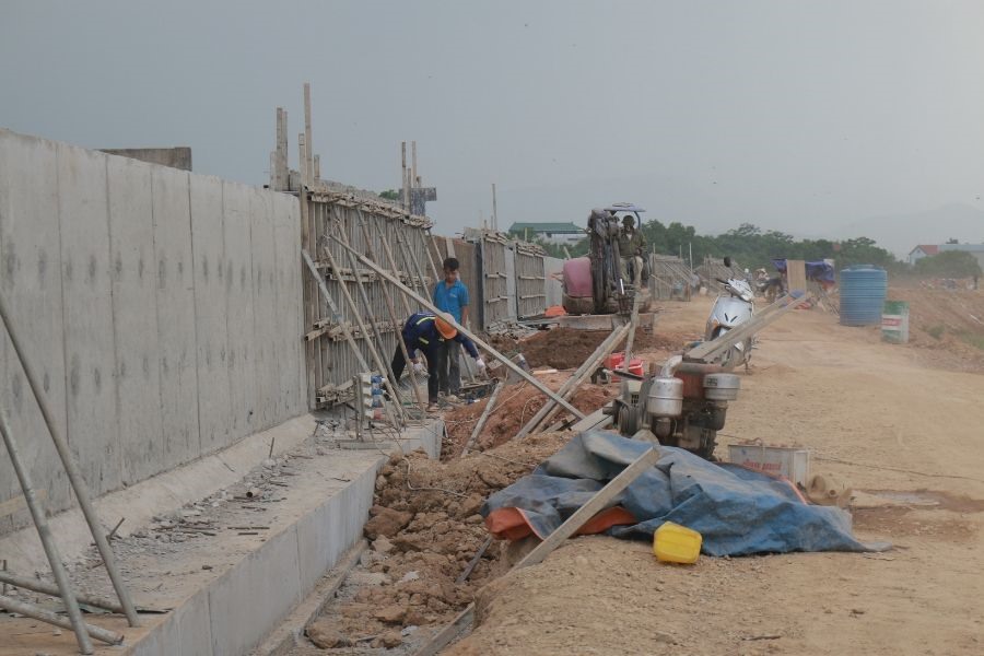 Một phần tường chắn sóng trên đoạn đê xung yếu đã được hoàn thiện.