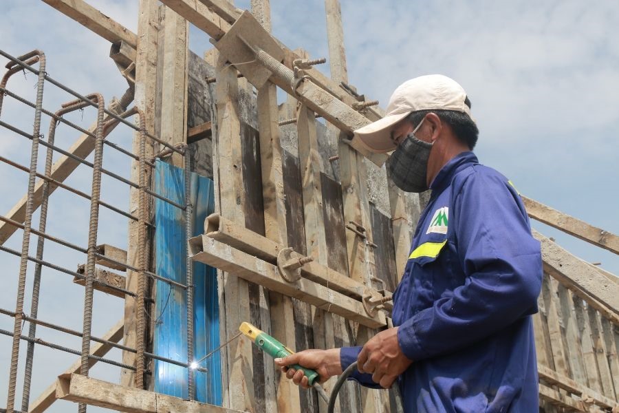 Giữa tường chắn sóng có băng cản nước màu xanh. Tấm này có vai trò co giãn nhiệt để khi nước lên thì không để nước chảy vào phía trong.