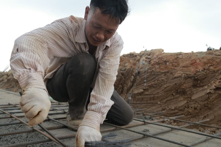 Làm việc trong thời tiết nắng nóng khiến người lao động liên tục đổ mồ hôi. Tuy nhiên, mọi người vẫn làm việc cẩn thận trong từng chi tiết.