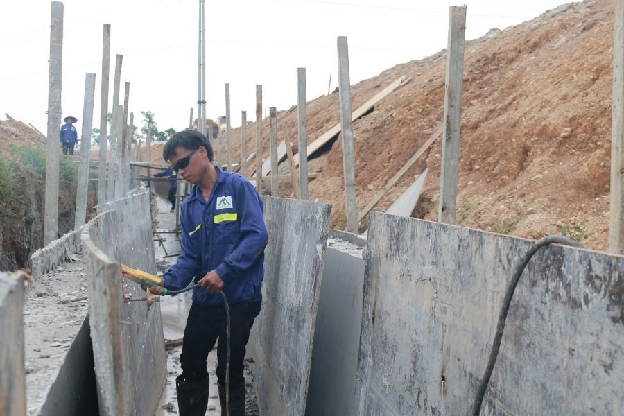 Theo anh Hoan Đạt (xã Văn Võ, huyện Chương Mỹ), ngày mưa, đất ở đây rất “mến” người. Xe bê tông, xe bơm không thể di chuyển được vào công trình vì đất dính chặt vào bánh xe, người cũng khó đi. “Tôi làm ở đây mà mất mấy đôi dép rồi. Đất dính vào dép nên tôi đành vứt luôn”, anh Đạt cho hay.