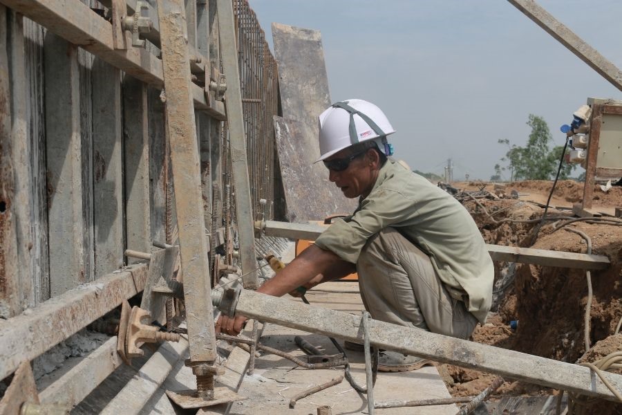 Trao đổi với Lao Động, anh Nguyễn Văn Hương, đại diện đơn vị thi công cho biết: “Trong trận lũ năm 2018, đoạn xung yếu đê tả Bùi có nguy cơ bị vỡ, người dân phải mang bao tải cát ra gia cố. Do đó, với việc xây dựng tường chắn sóng, nâng cao mặt đê dài hơn 1km sẽ giúp ngăn lũ tràn vào đê. Bên cạnh đó, việc làm này cũng nhằm tiết kiệm chi phí và công sức cho người dân và chính quyền trong việc đắp đê bằng bao cát như mọi năm”.