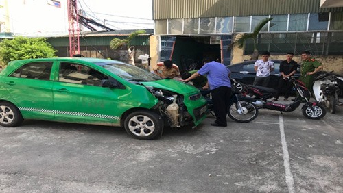 Phương tiện trong vụ tai nạn giao thông được đưa về cơ quan công an. Ảnh: congly.vn.