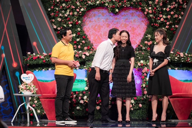 MC Quyền Linh - Nam Thư và cả trường quay chúc phúc cho họ. Ảnh: ST