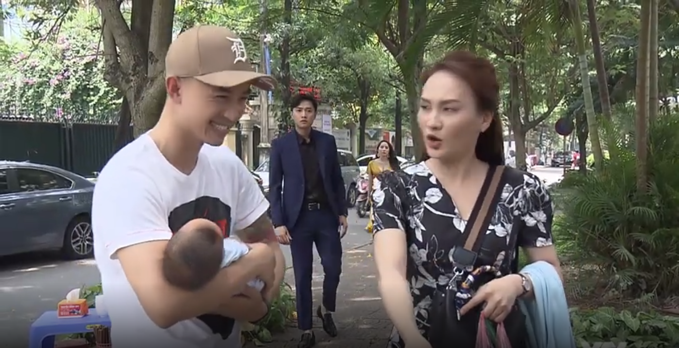 Vũ chết đứng khi thấy bạn thân đang ôm con tươi cười với Thư. Ảnh cắt từ clip