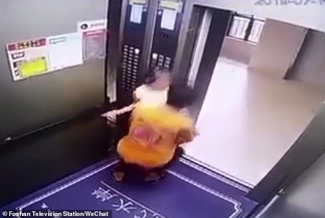 Hình ảnh cắt từ clip. Nguồn: Mail.