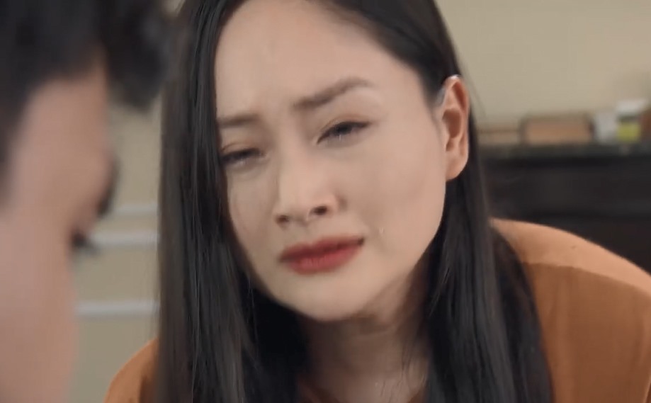 Yến khóc ngất khi bà nội mong cô quay lại. Ảnh: Chụp màn hình.