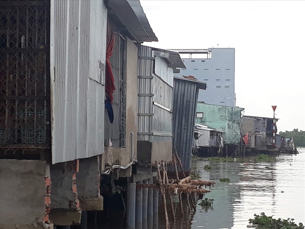 Nhà ven sông đối mặt với sạt lở bất cứ lúc nào (ảnh Nhật Hồ)