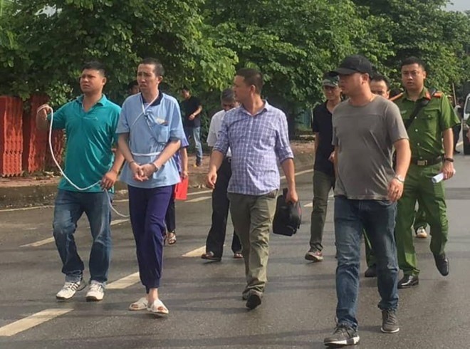 Đối tượng Bùi Văn Công được đưa đến thực nghiệm hiện trường. Ảnh: Đại Việt