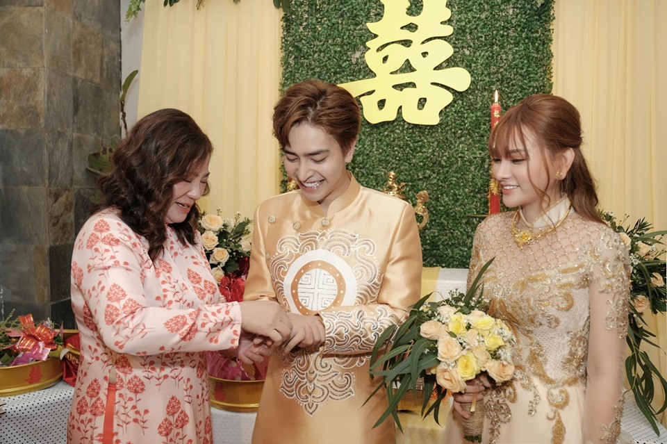 Chồng của Thu Thủy được biết tới với nickname Kin Nguyễn. Kin Nguyễn sinh năm 1995, quê gốc Đà Lạt. Anh hiện đang hoạt động trong lĩnh vực kinh doanh tại Sài Gòn. Kin Nguyễn từng khẳng định giữa anh và nữ ca sĩ chắc chắn còn nhiều khó khăn, thử thách nhưng anh tin mình đủ bản lĩnh để yêu thương và bảo vệ cô.