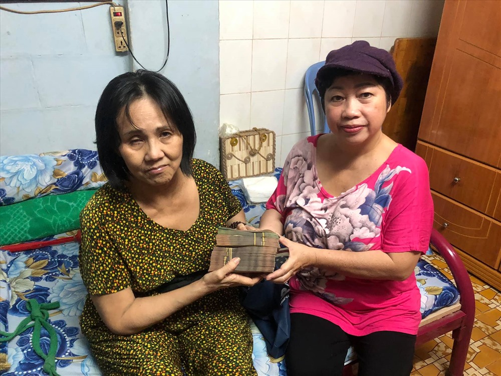 Tranh thủ thời gian, Phi Phụng qua nhà trao tận tay số tiền hơn 157 triệu động cho người em Hoàng Lan. (Nguồn: FaceBook Phi Phụng)