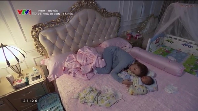 Thư ôm con một mình trong đêm. Ảnh cắt từ clip