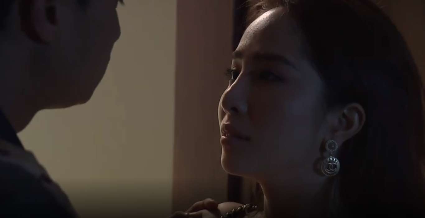 Khi vợ sinh, Vũ lại đang say men tình với cô bồ của mình. Ảnh cắt từ clip
