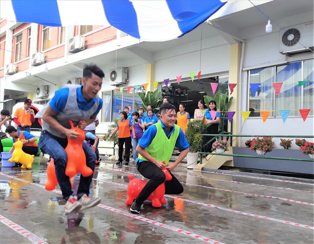 Cán bộ, đoàn viên, NLĐ của Cơ quan Văn phòng B cùng các đơn vị trực thuộc tham gia các trò chơi giải trí tại buổi giao lưu. Ảnh Nam Dương