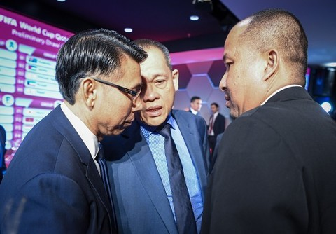 Nhiều thách thức đang chờ đón HLV Tan Cheng Hoe (trái) và các học trò ở vòng loại thứ 2 World Cup 2022 khu vực Châu Á. Ảnh: Bernama