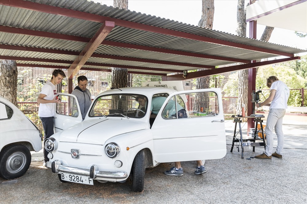 Chiếc Fiat 600 có tuổi thọ hơn 50 năm được một nhóm học sinh trung học “độ” lại. Ảnh: Carcoops