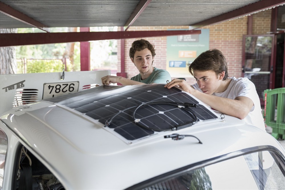 Tấm pin năng lượng mặt trời gắn kèm là một ý tưởng hết sức thú vị. Ảnh: Carscoops