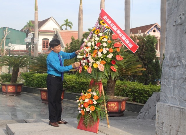 Chủ tịch LĐLĐ Hà Tĩnh Nguyễn Văn Danh dâng hoa. Ảnh: Trần Tuấn