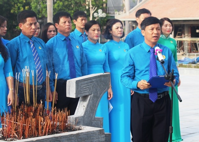 Đồng chí Nguyễn Văn Danh - Chủ tịch LĐLĐ Hà Tĩnh báo công với Bác. Ảnh: Trần Tuấn